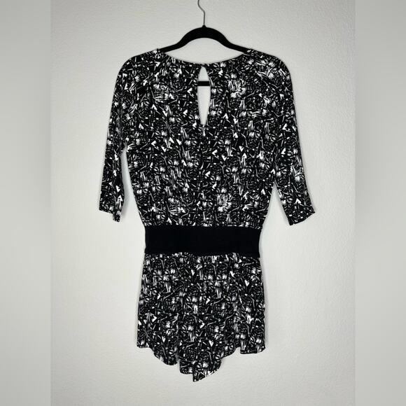 EXPRESS Womens 3/4 Sleeve Printed Lightweight Flowy V-Neck Short Romper Size XS - Picture 5 of 8